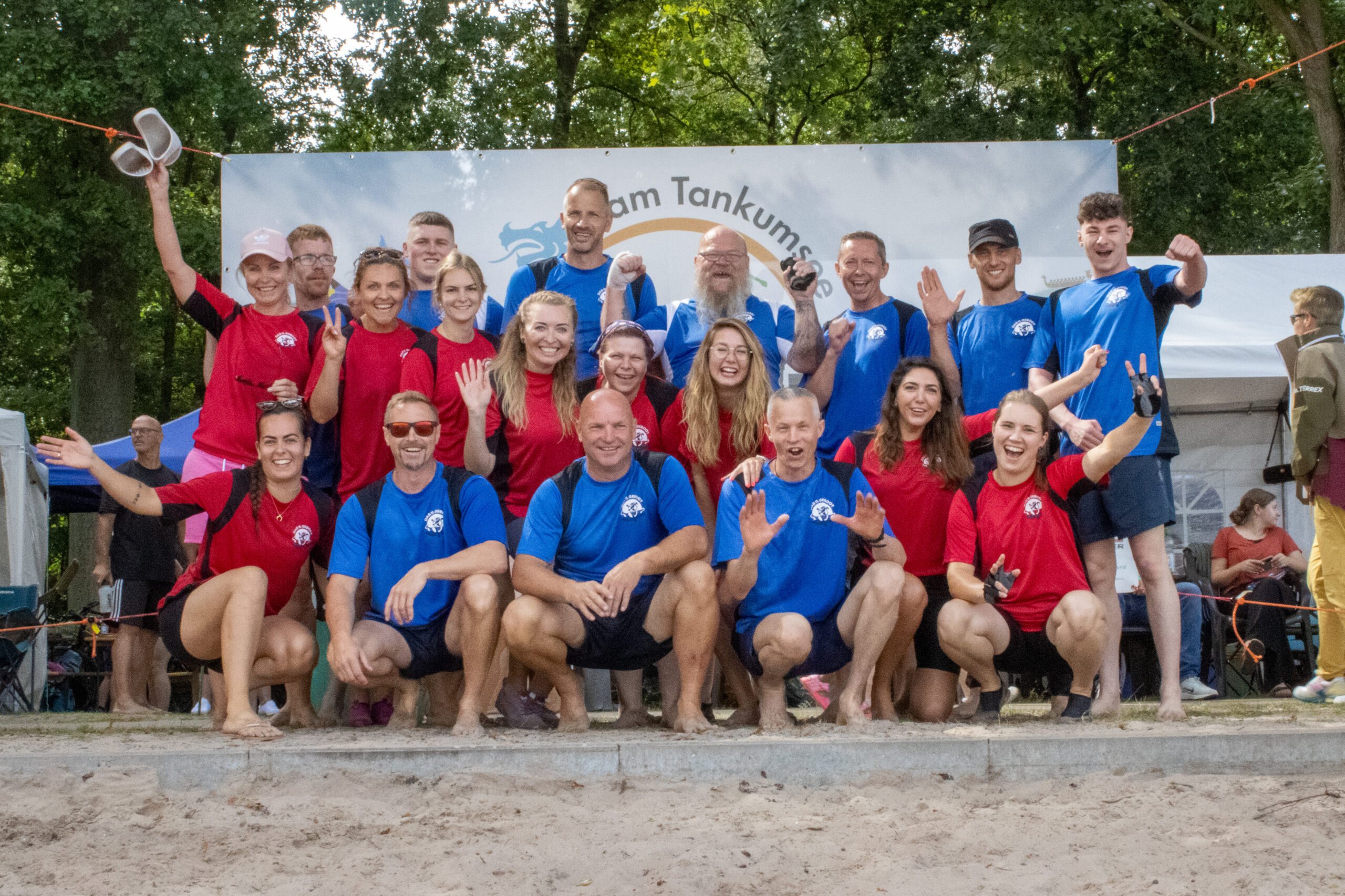 Eine Gruppe an rot und blau gekleideten Personen jubelt